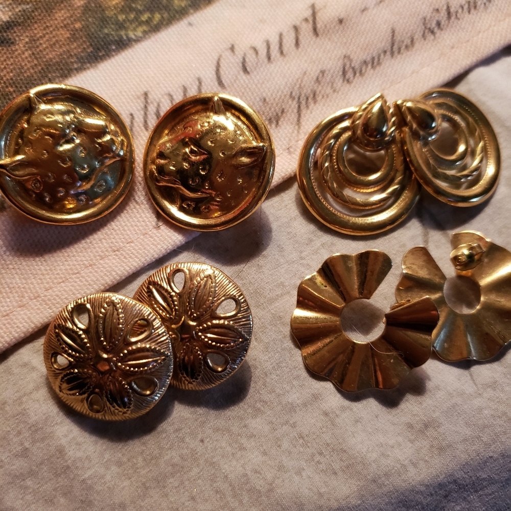 Vintage Avon earrings goldtone